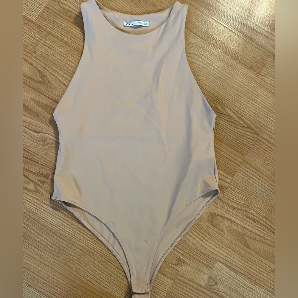 Beige Zara bodysuit. Small snag‎ on left. Size L
